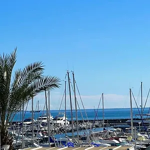 Appartement Seafront - Beautiful Flat With Aircon And Comfortable Loggia, Vallauris